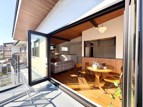 オープンサッシのバルコニーが住宅にゆとりを作り出します！
