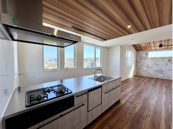 奥行きのあるフルフラットなペニンシュラキッチン。