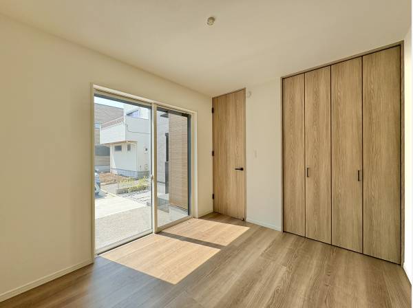 陽光が十分に差しこむ居室です
