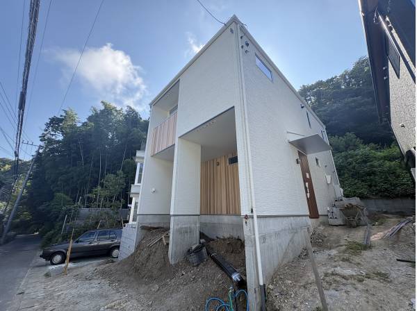 家の裏側が森になっており、閑静な住宅街です。