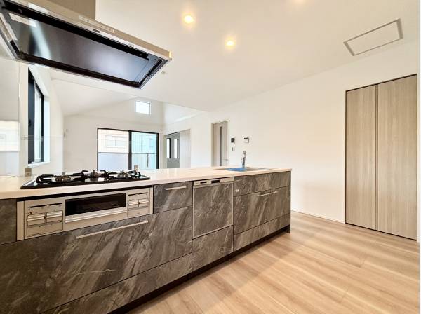 家族の様子が伺える対面キッチン