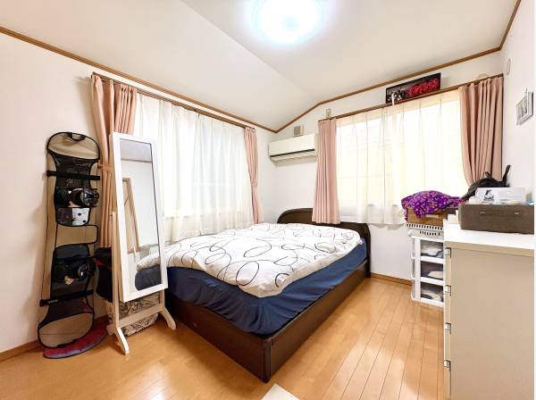 洋室は全2部屋の2LDK。明るく開放的な印象です。