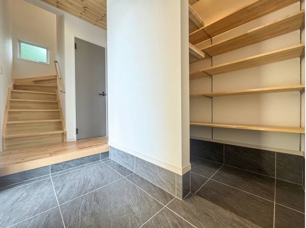 ベビーカーやマリングッズも収納できそうなSIC
が寄り添う玄関