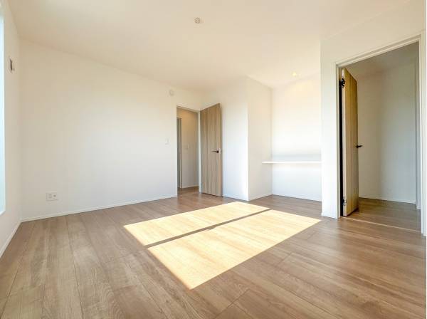 カウンターは照明があるので作業デスクとしても使えそうです