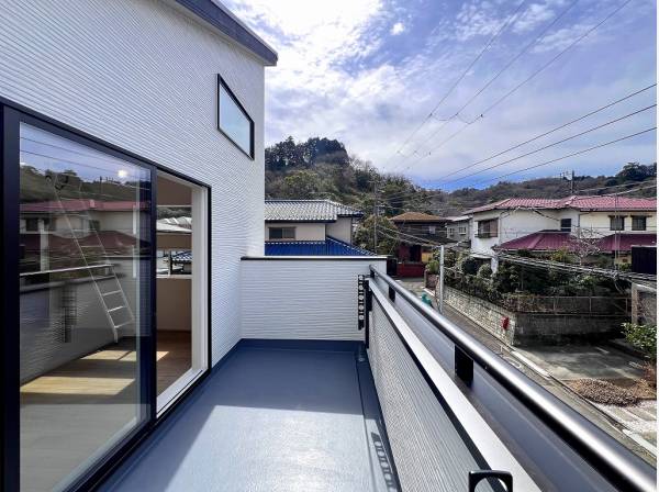 奥行きがあり広々と使えるバルコニー