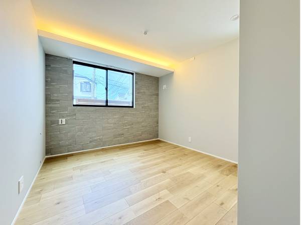 1階寝室は、照明が優しく照らす落ち着きある空間