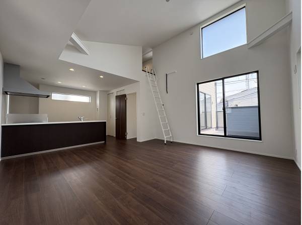 LDKは勾配天井です。屋根裏部屋もあります。