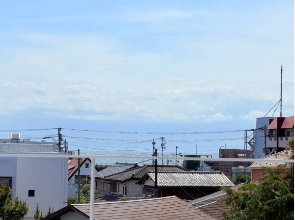 ルーフバルコニーからは街並みの先に輝く海を望みます！