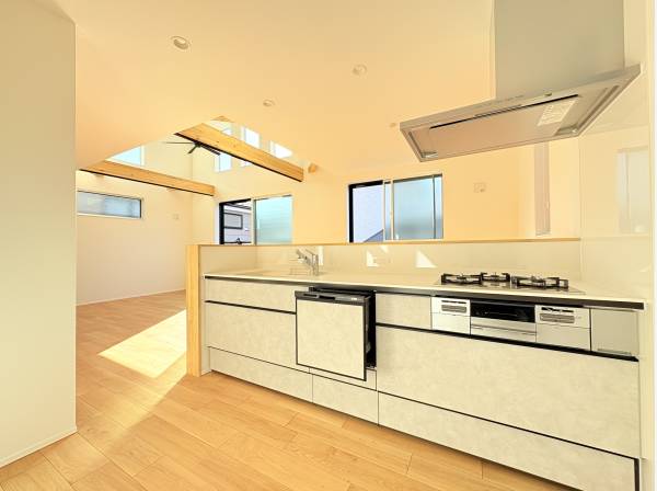 キッチンスペース、パントリーも完備