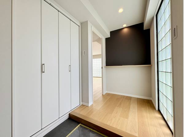 広い収納が目立つ、明るい玄関がお出迎え