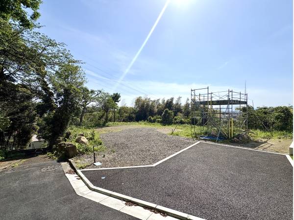 車の往来がないプライバシーに包まれた土地です。