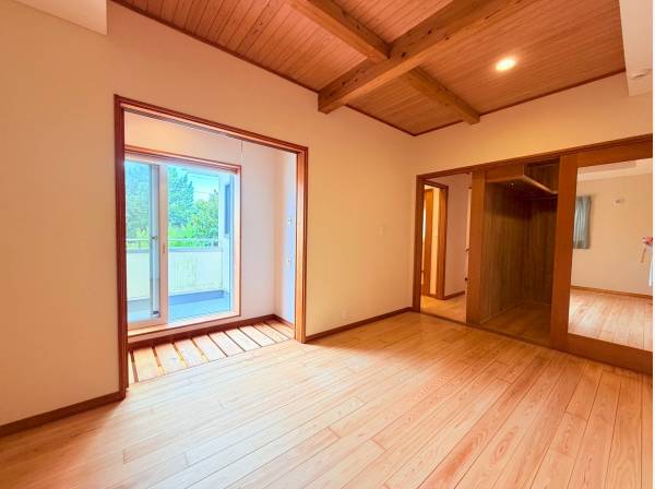 2階居室、心地良いサンルームの先にはバルコニー