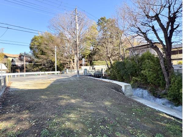 川辺に面し開放感のある現地