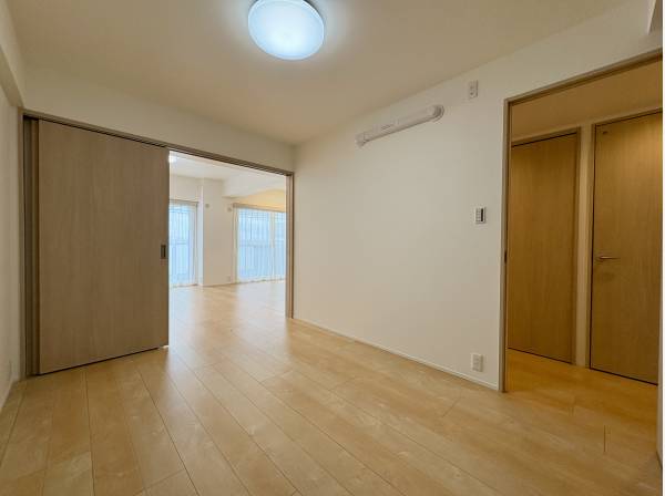 リビングから繋がる洋室です。お部屋は全３部屋