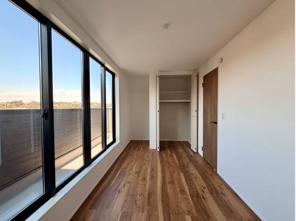 ベットルームも明るく温かみを常に感じます