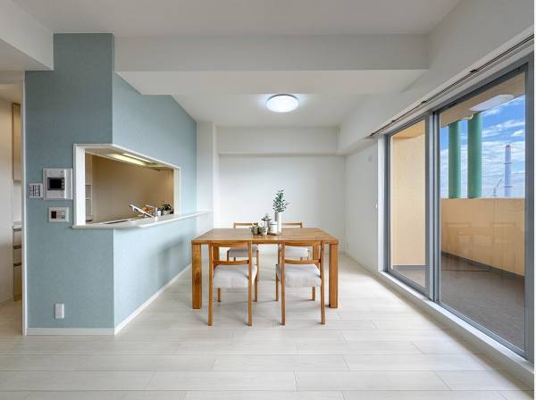 アクセントのライトブルーが爽やかさ雰囲気を演出