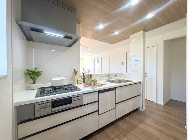 パントリーが完備されたキッチンスペース