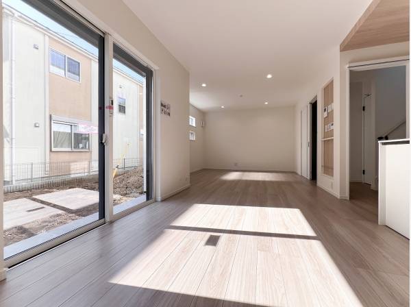 20帖超の広々LDKは燦燦と射し込む陽光で明るい印象