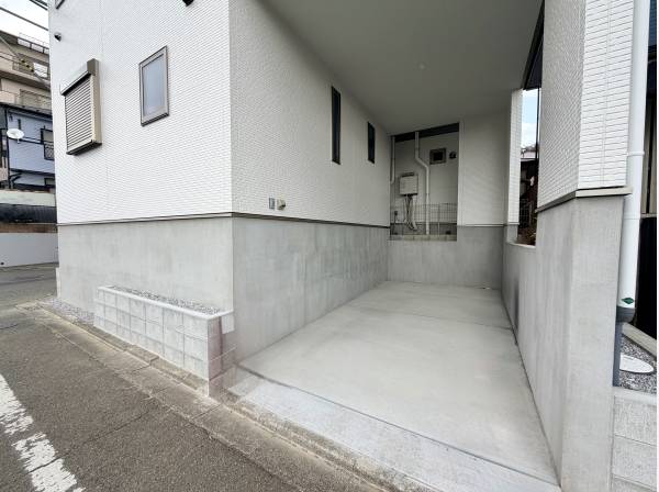 屋根付きガレージ、雨風を凌げます