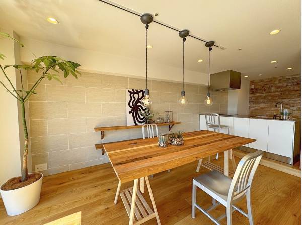 ダイニングスペースを想定しライティングレールを配置しています。