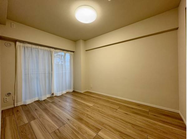 バルコニーに面した洋室