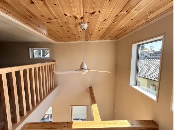 吹抜天井には無垢材を使用