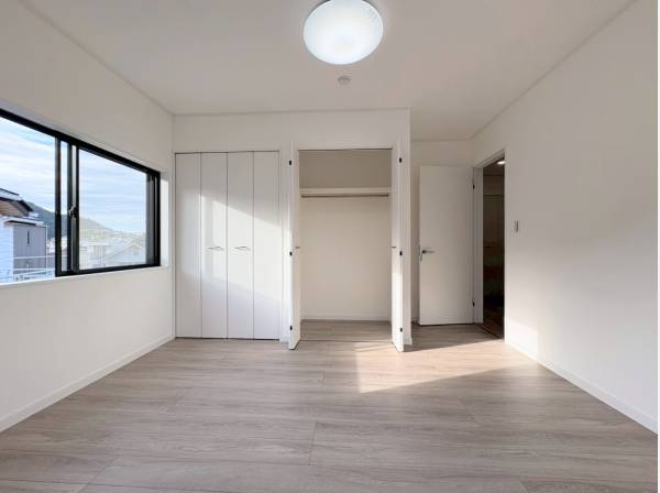 クローゼット収納を備えたあたたかいお部屋