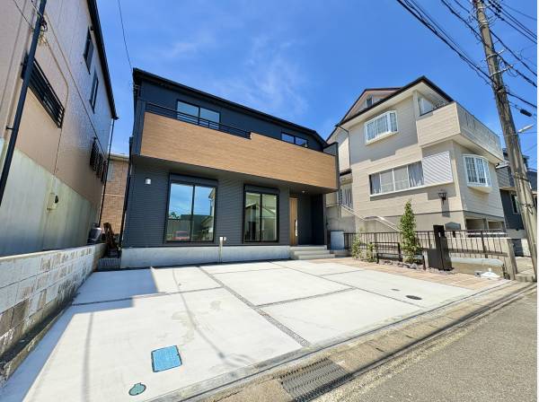湘南の閑静な住宅地に馴染む、落ち着いた色合いの外観です