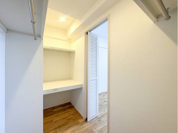 奥行きたっぷりのウォークインクローゼットには重宝しそうなカウンターも