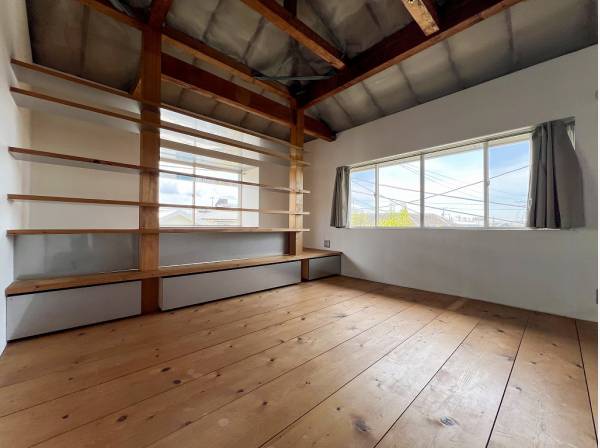 天井部分の奥行きをあえて開放したゆとりある洋室