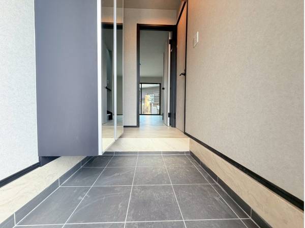 エントランスには嬉しい全身鏡！収納スペースもございます！