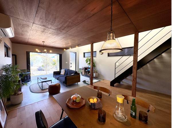 光が差し込む温かなダイニングが家時間を豊かにする