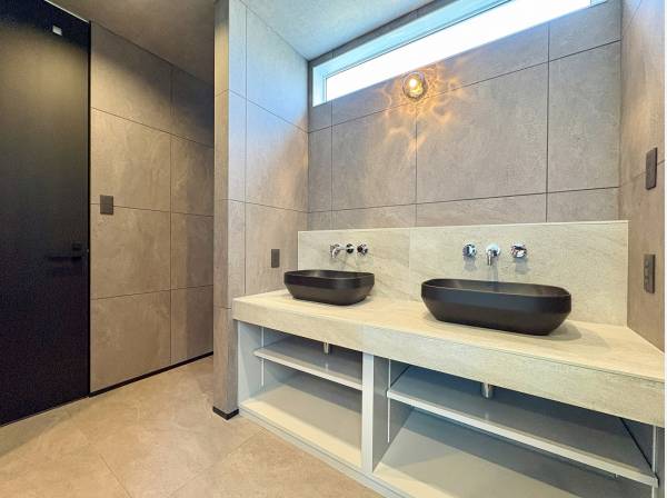 タイルで上質感のある造作洗面台