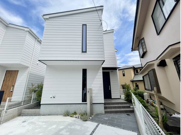 青空が映える白基調の住宅