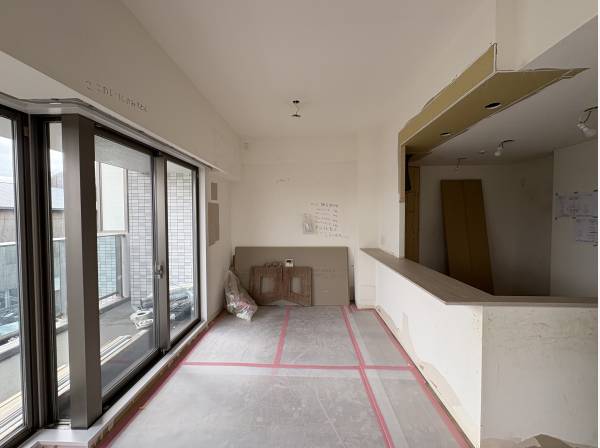 ダイニング。カウンターに料理を並べて食事も楽しめます