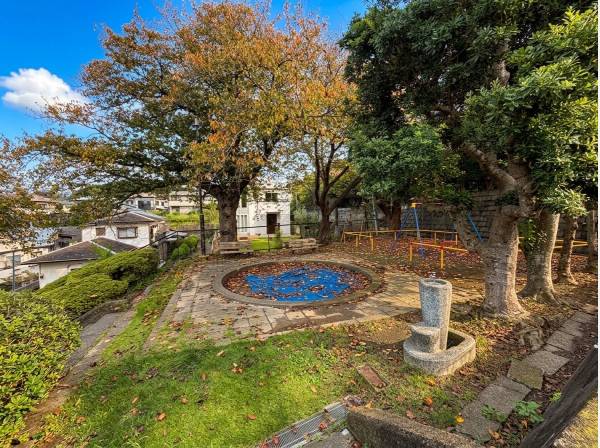 腰越さる公園まで徒歩1分（約20ｍ）