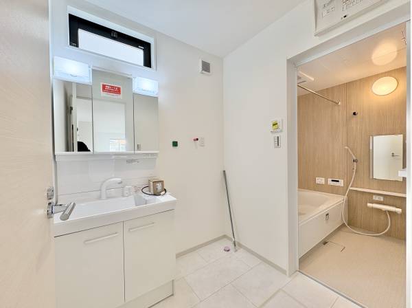 洗面台、洗濯機置き場、浴室、生活動線を考えた配置です。