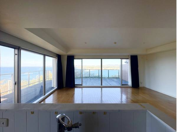 キッチンにいながらも海を望みます。