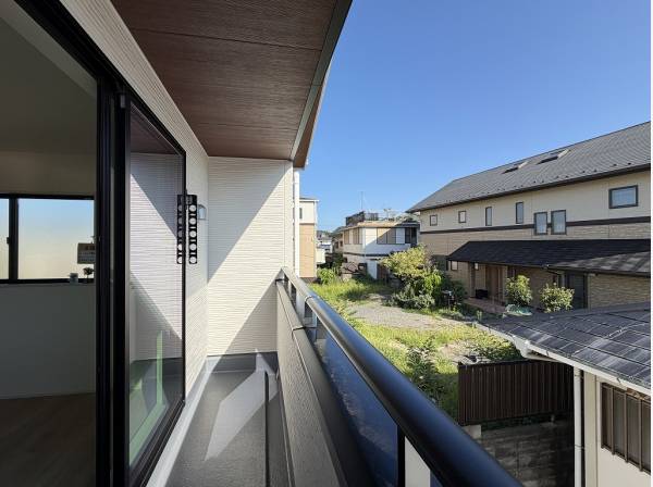 軒付きのバルコニーはお天気が心配な日のお洗濯物もちょっと安心