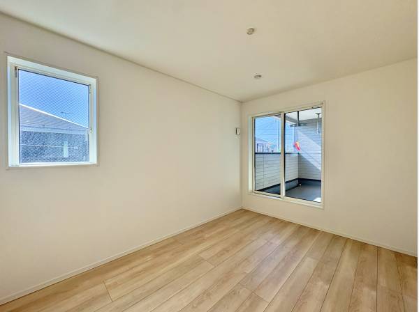 2面採光で陽光がお部屋の全体に届きます