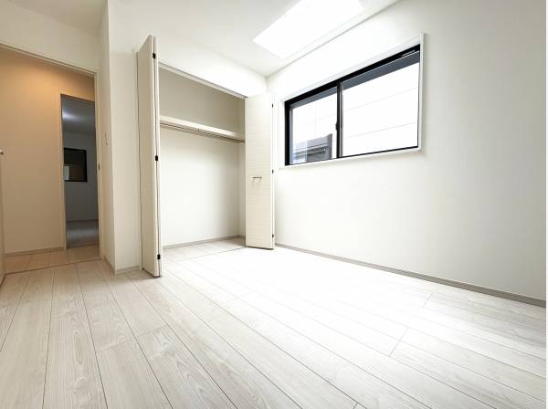 天井から優しく光が入ります