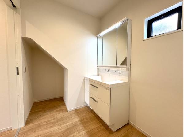 明るい洗面スペースが朝の支度を気持ちよく始めさせてくれます