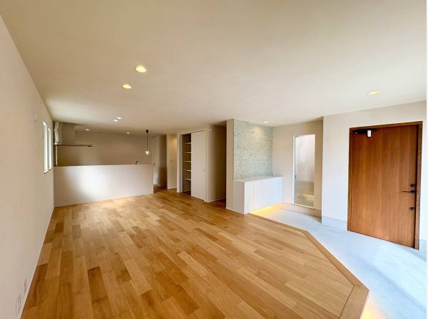 玄関と一体型がより広さを演出しております