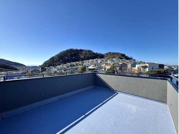 空が近く、時間の流れだけが残る場所。