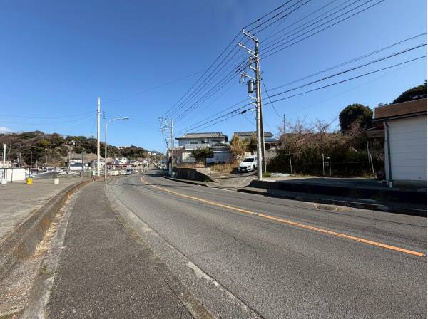 広々とした西海岸線沿いで車も安心の立地
