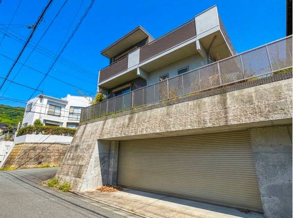 シャッター付きのガレージは海街特有の塩害から愛車を守ります（3台駐車可）