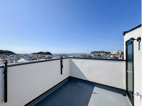 山の緑や海を望むプライベートルーフバルコニー