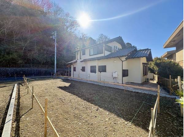 建物正面には豊かな緑が広がります