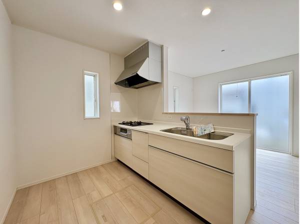 LDKには収納もあり、さらにリビング階段で安心の設計に