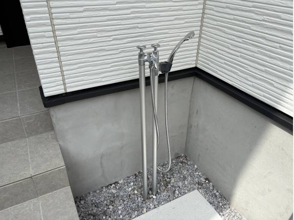 庭にはシャワーがあります。